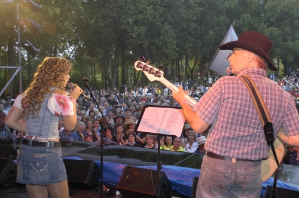 Māris un Evija Sloka kopā ar «Klaidoni» spēlēs latviešu balli uz kuģa «M/S Romantika».
Autors: No «Bauskas Dzīves» arhīva.