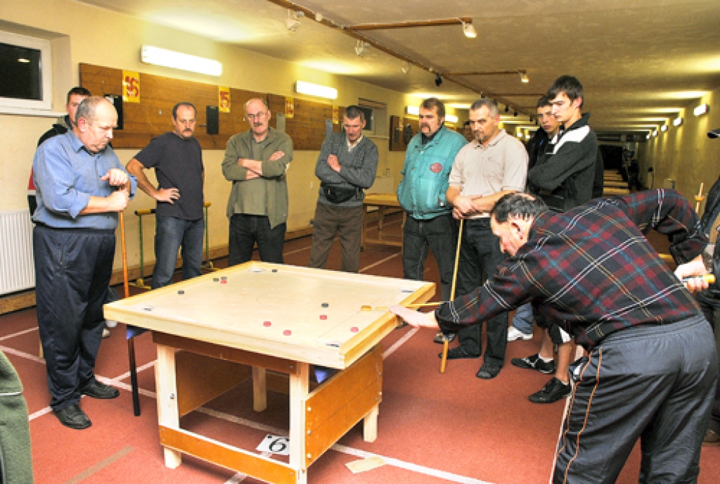 Kurmenietis Modris Ķipurs (no kreisās) un baušķenieks Staņislavs Bednarčiks ir pieredzējuši novusisti.
Autors: Juris Iļņickis