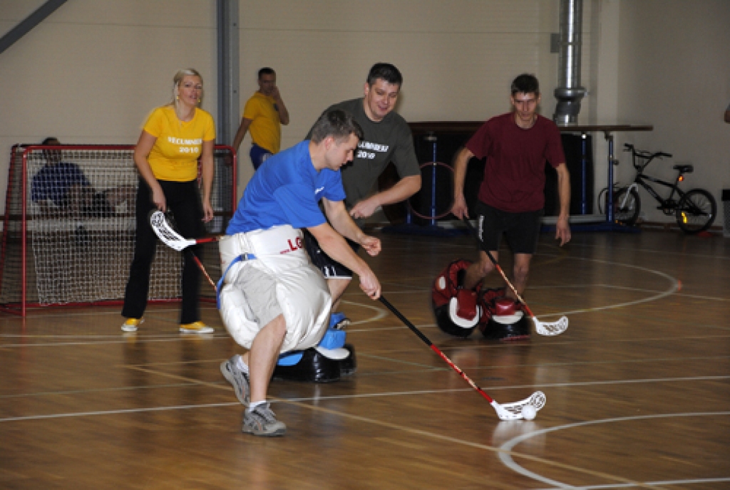 Florbola spēlē meistarībā mērojas Vecumnieku un Rundāles novada pašvaldību darbinieki.
Autors: Ivars Bogdanovs