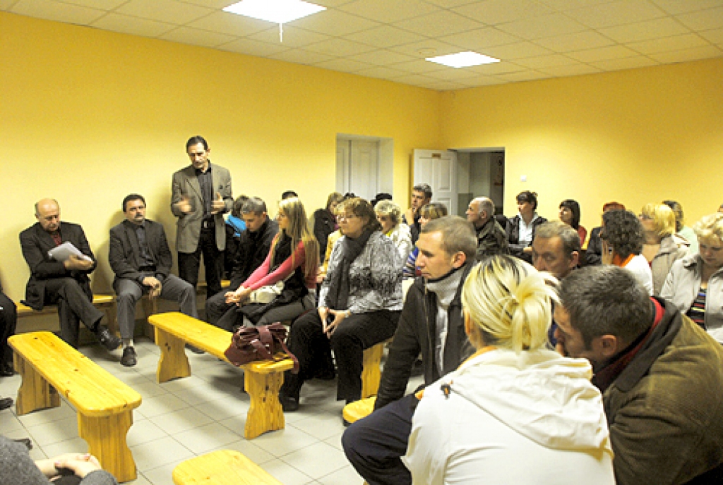 Kurmenes pamatskolas audzēkņu vecāki klusēdami noklausījās novada domes amatpersonu un deputātu viedokļus par skolas reorganizāciju.
Autors: Juris Iļņickis