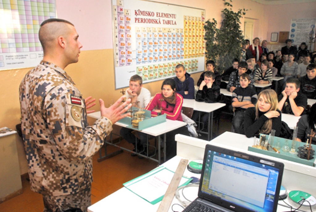 Latvijas Nacionālo bruņoto spēku dižkareivis Toms Lepsis Mežotnes internātvidusskolas audzēkņiem stāsta par karavīru gaitām Afganistānā.
Autors: Ivars Bogdanovs