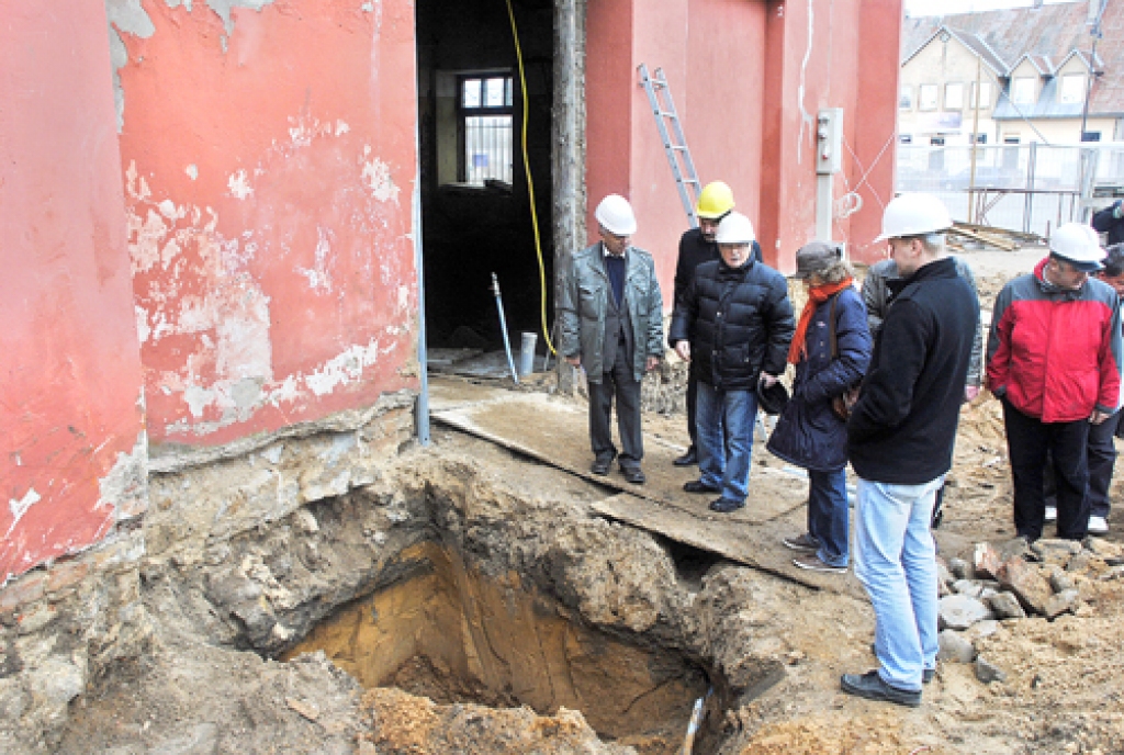 Darbu veicēji un pasūtītāju pārstāvji kārtējā ražošanas sapulcē aplūko Bauskas Rātsnama pamatus.
Autors: Ivars Bogdanovs