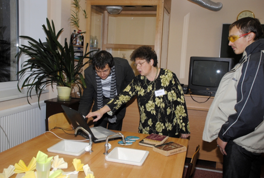 Vecumnieku vidusskolas salidojumā bijušajiem audzēkņiem bija iespēja novērtēt, cik moderni ir aprīkoti mācību priekšmetu kabineti matemātikā, fizikā, ķīmijā un bioloģijā.
Autors: no «Bauskas Dzīves» arhīva