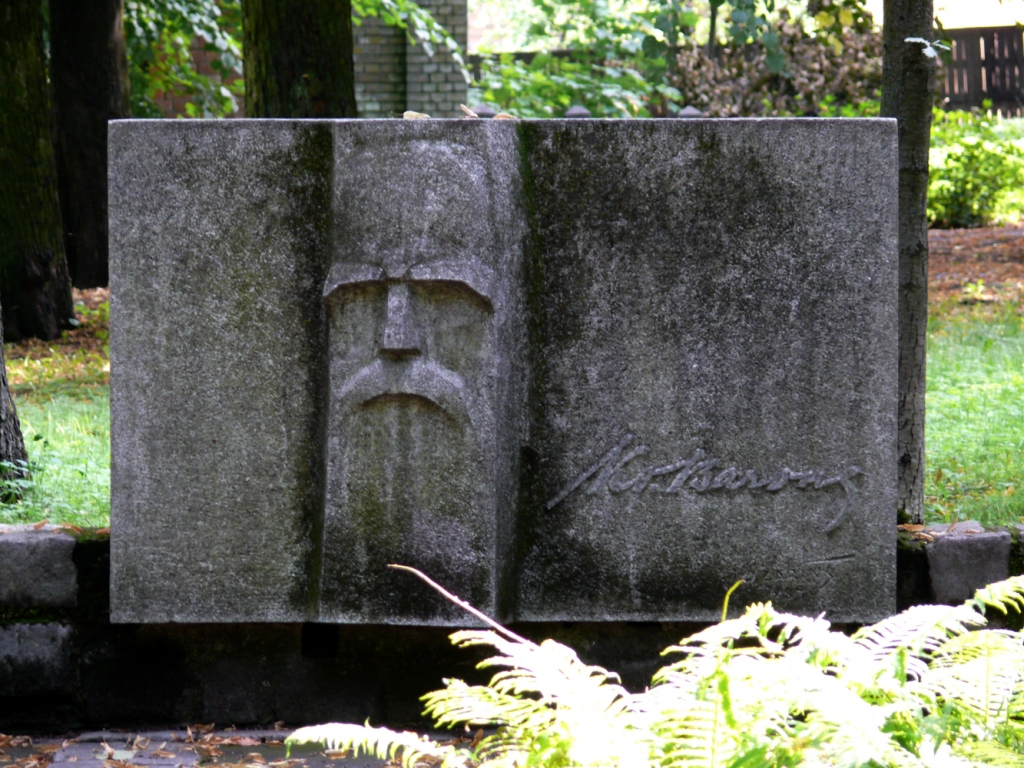 Krišjāņa Barona kapa piemineklis Lielajos kapos Rīgā.
Autors: no lv.wikipedia.org