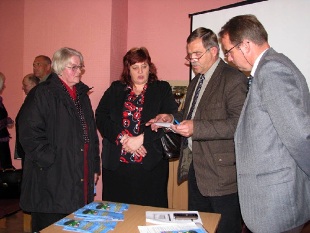 Ar valsts atbildīgajām amatpersonām par iespēju salabot tiltu pār Rijas strautu Skaistkalnē diskutē pagasta pārvaldes vadītāja Ineta Skustā. 
Autors: Vilnis Auzāns