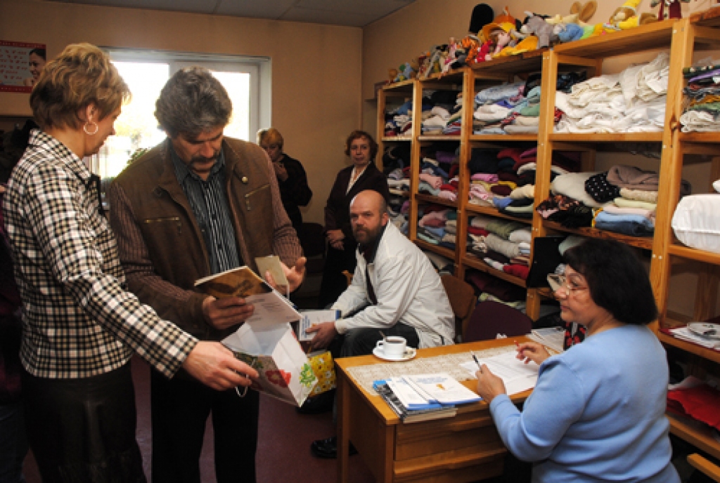 Īslīcietis Jānis Turks sarunā ar Sarkanā Krusta Bauskas komitejas izpilddirektori Sandru Pumpuriņu.
Autors: Ivars Bogdanovs