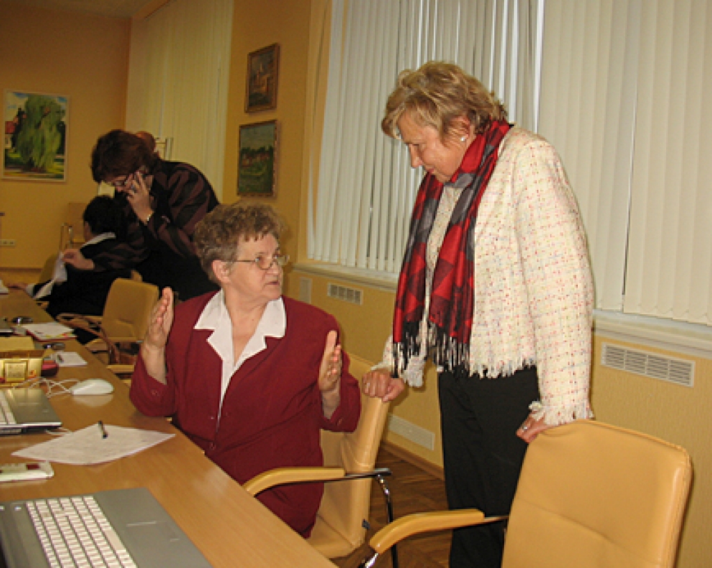 «Privatizācijai jūs neatdod. Tagad domājiet, kā rast līdzekļus un modernizēt savu uzņēmumu!» SIA «Bauskas zobārstniecība» vadītājai Inārai Ailei (no labās) padomu sniedz novada domes deputāte Ārija Gaile.
Autors: Vilnis Auzāns