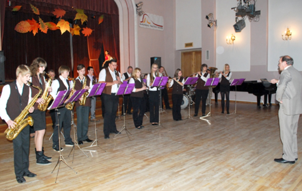 Pūtēju orķestris «Bauska» un tā vadītājs Juris Krūmmalis. 
Autors: Laimonis Šulcs