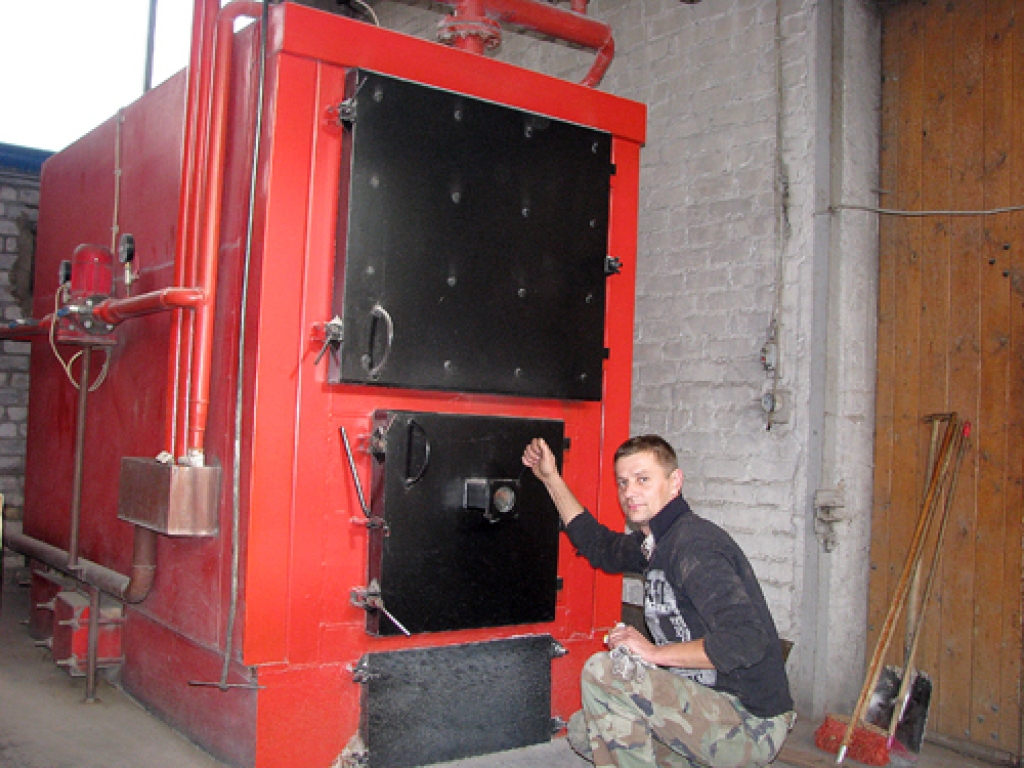 Aivis Puriņš, Valles katlumājas kurinātājs, pārbauda katla darbību. Katlumāja pēc koģenerācijas stacijas izbūves paliks kā aizvietotāja problēmsituācijās. 
Autors: Juris Iļņickis