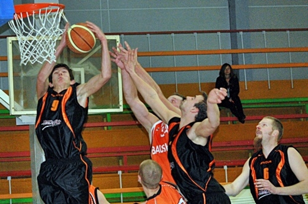 Latvijas amatieru basketbola līgas spēlē 23. novembrī Bauskas sporta namā «Mēmele» BK «Kvēle» piekāpās ar rezultātu 74:88 «Saulkrasti» komandai. Iespējams, ka jau nākamo otrdien, 30. novembrī Bauskā pret «Kursa/MRU» varēs pacīnīties par...
Autors: Uldis Varnevičs