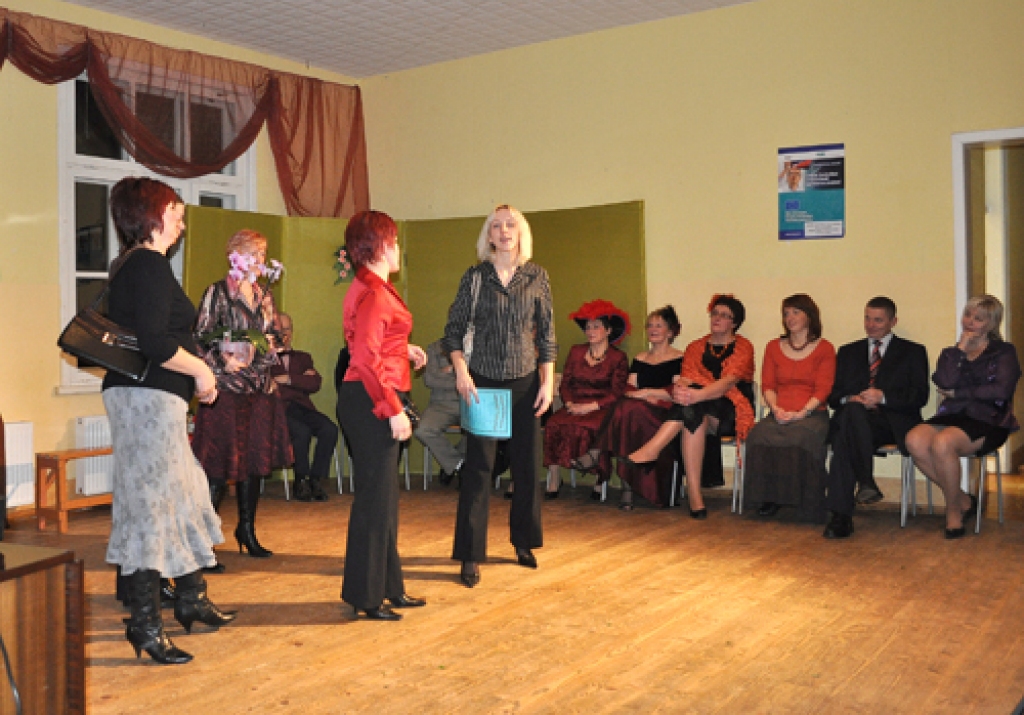 Skatuviskās dotības vecsaulieši izkopj, darbojoties Vecsaules pamatskolā, jo amatierteātrim nav savas skatuves, pirmizrādes parasti notiek mācību iestādes zālē. Aktieri ir pavisam tuvu skatītājiem – un tā jau 30 gadu. Teātra režisore –...
Autors: Juris Iļņickis