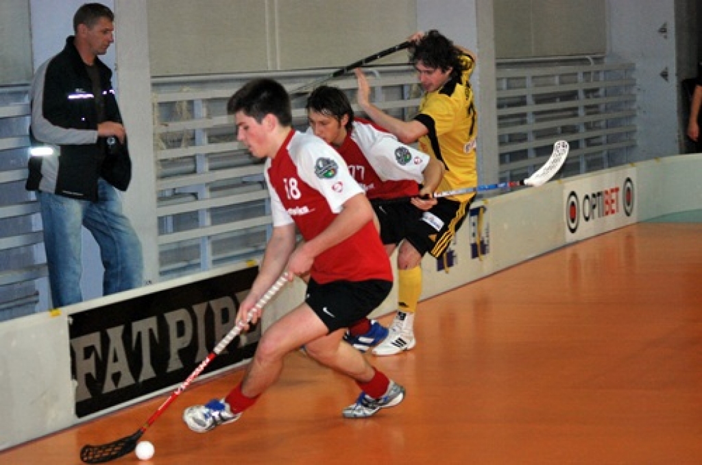 Latvijas Florbola virslīgas spēlē 20. novembrī FK «Bauska» vairāk nekā 200 līdzjutēju klātbūtnē ar rezultātu 6:8 piekāpās Igaunijas klubam «Jogeva SK Selver /Tähe». Pēc zaudējuma FK «Bauska» turnīra tabulā ir desmitajā vietā. 
Autors: Uldis Varnevičs