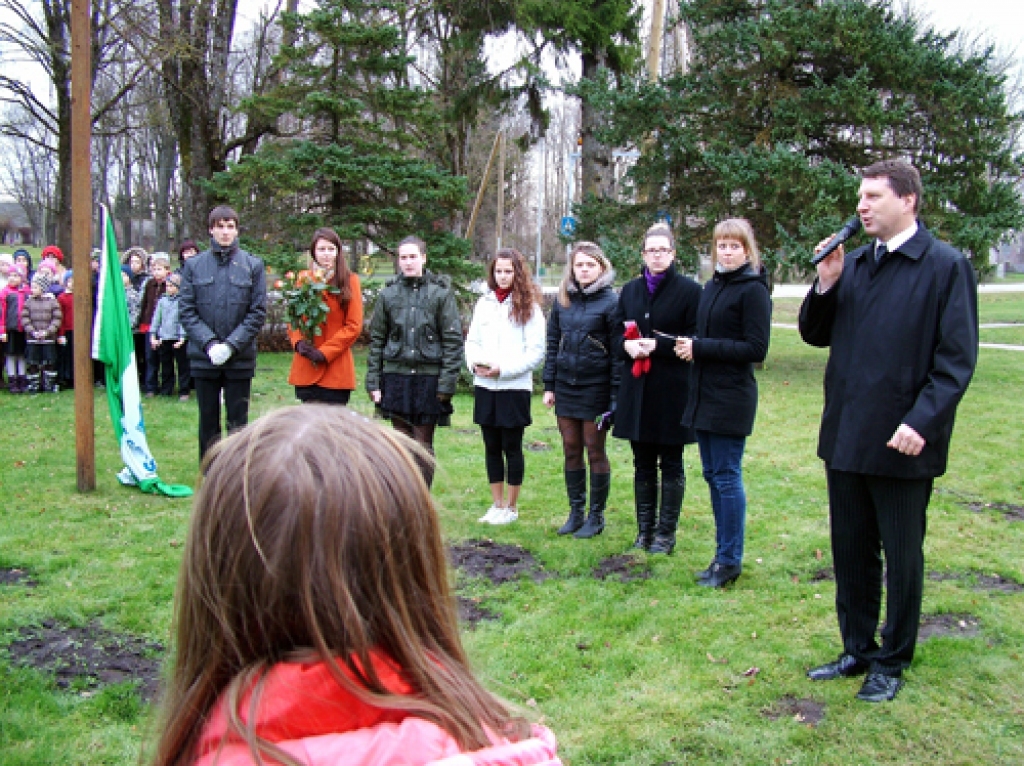 Skaistkalnē un Vecumniekos pie vidusskolām 17. novembrī mastā uzvijās zaļais karogs. Tā ir starptautiska vides balva skolām. Fotogrāfijās skatiet, kā norisinājies šis svinīgais brīdis abos pagastos.