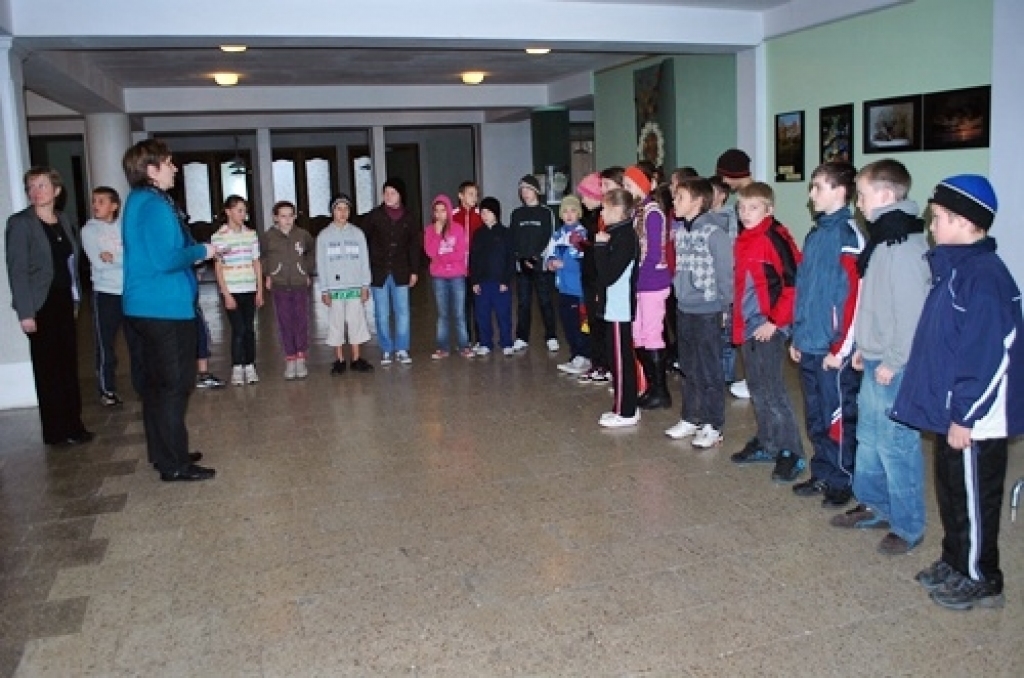 11. novembrī jauniešu čalas un saucieni pieskandināja visu Uzvaras centru, jo notika skolas orientēšanās skrējiens «Pazīsti savu ciematu». Šis tradicionālais pasākums – savdabīgs akcents Lāčplēša dienas atzīmēšanā.
Autors: Uldis Varnevičs