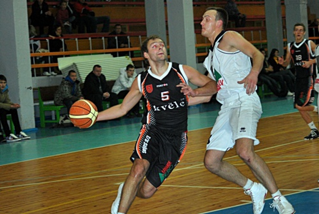 Latvijas Amatieru līgas basketbola spēlē starp BK «Kvēle» un «RTU/Mārupe» 2. novembrī Bauskā, sporta namā «Mēmele», mājinieki piedzīvoja zaudējumu ar rezultātu 60:89. 
BK «Kvēle» sastāvā punktus guva: Renārs Rupkus (13), Lauris Krūmiņš...
Autors: Uldis Varnevičs