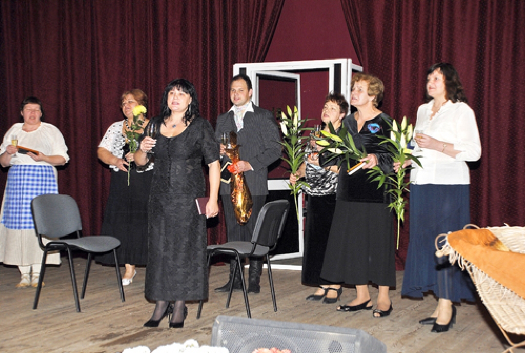 Rundāles novada amatierteātra «Stella» dalībniekiem jau 15 gadu īstā dzīve ir uz skatuves. Centrā režisore Lilita Lauskiniece, kura kopu vada desmit gadu.