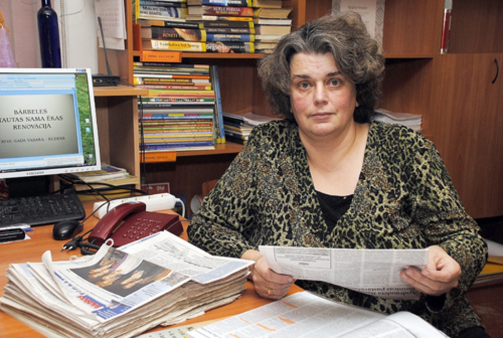 Sandra Dreijere, Bārbeles pagasta sociālās palīdzības organizatore, ar noderīgajiem «Bauskas Dzīves» rakstiem izveidojusi īpašu mapi. 