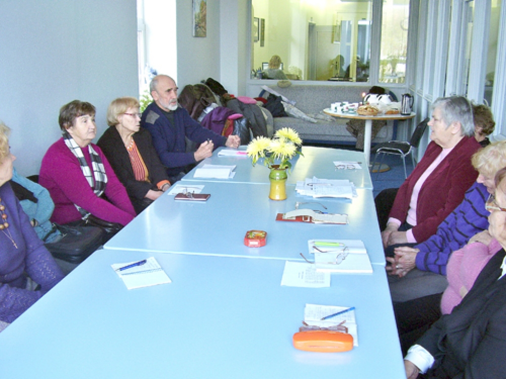 Pensionāri no Bauskas un Rundāles novada seko jaunās valdības lēmumiem. Viņi rosina žurnālistus rakstīt asāk.