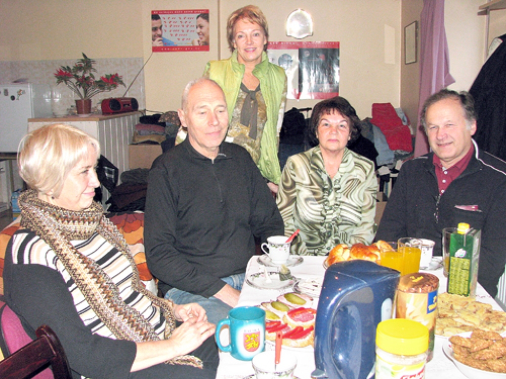 Tikšanās ar draugiem Sarkanā Krusta Bauskas komitejā. Vilma Butule (no kreisās), Lars Ole Gustavsons, Sandra Pumpuriņa, Vera Bajāre un Jans Ulfbergs.