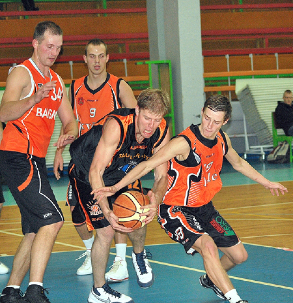 BK «Kvēle» spēlētājiem (gaišajos tērpos) arī šoreiz cīņā zem groza klājās ļoti grūti. 