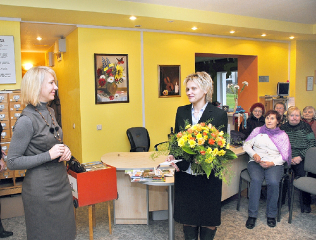 Ingrīda Ķēbere (no kreisās) izstādes apmeklētājiem sacīja, ka Codes pagasta pārvaldes vadītājas Daces Šķiliņas (no labās) rudenīgo ziedu pušķi noteikti uzgleznos.
