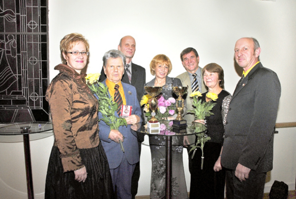 Latvijas sporta veterānu salidojums bija priecīgs notikums, tajā apbalvojumus saņēma Bauskas novads un vairāki sportisti. Svētkos kopā bija sporta centra «Mēmele» galvenā speciāliste Inga Ūbele (no kreisās), sportisti Aivars Kamols, Jānis Feldmanis, Vilija Akermane, Alfons Zaķis, Inta Liepa un Modris Indriksons.