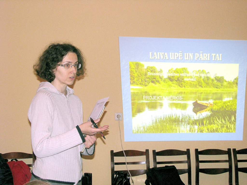 Kristīne Jansone svētku sarīkojumā saņēma Atzinības rakstu par projekta «Pārmaiņu iespējas skolām» izstrādi un realizēšanu. Attēlā – pērnā gada novembris, kad Kristīne iepazīstināja kurmeniešus ar projekta ideju. Nu gads pagājis, un 30. novembrī šis projekts Kurmenē noslēgsies.