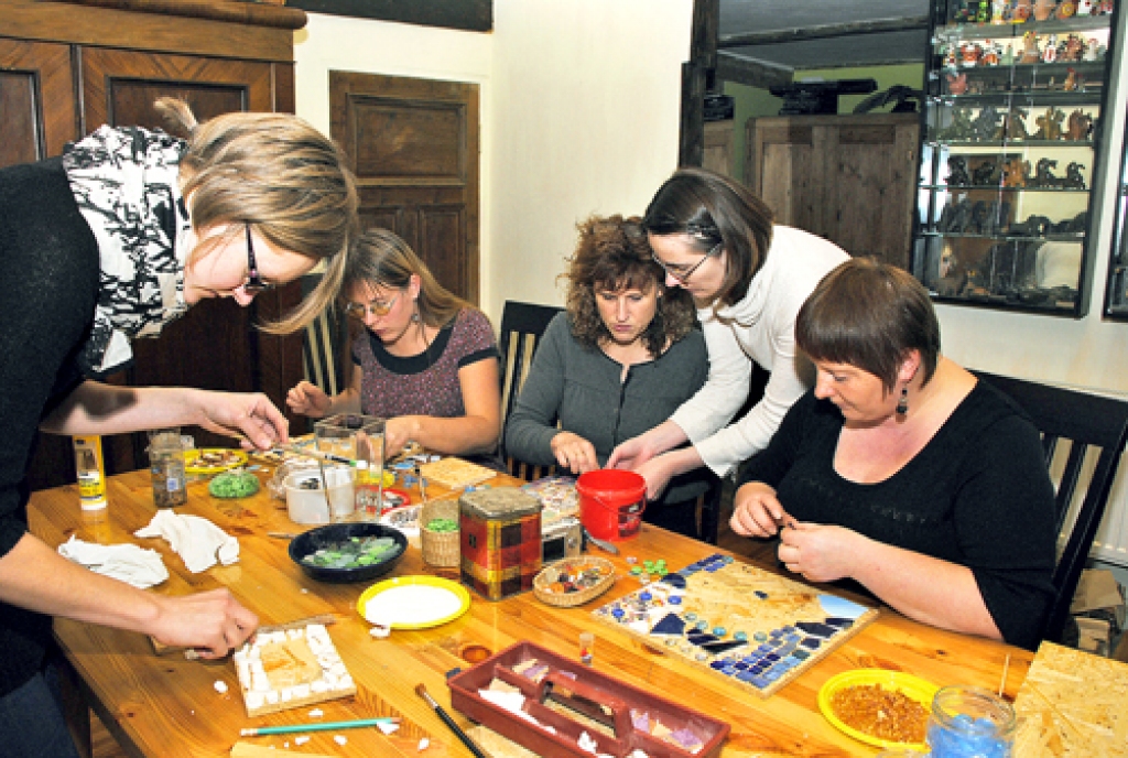 Mozaīku veidošanu, kas kļuvusi par mākslinieces Tijas Vīksnas (otrā no labās) pēdējā laika mīļāko nodarbi, bija iespējams apgūt ikvienam interesentam, kas apmeklēja radošo darbnīcu viesu namā «Baltā māja».