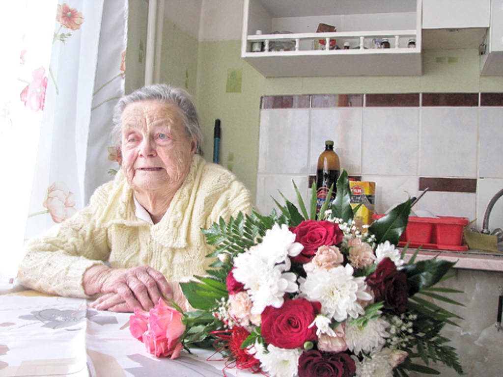 Ziedus jubilārei Martai Cīrulei bija atvedušas Kurmenes kultūras nama vadītāja Sarmīte Ķīse un Kurmenes pagasta pārvaldes sociālā darbiniece Laura Līdaka.