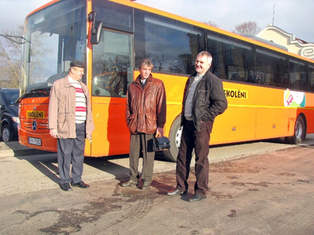 Jauno autobusu «Mercedes Benz Intouro» vadītāji Dainis Barens (no kreisās), Normunds Laups un Jānis Akmentiņš brīdi pirms došanās ceļā.