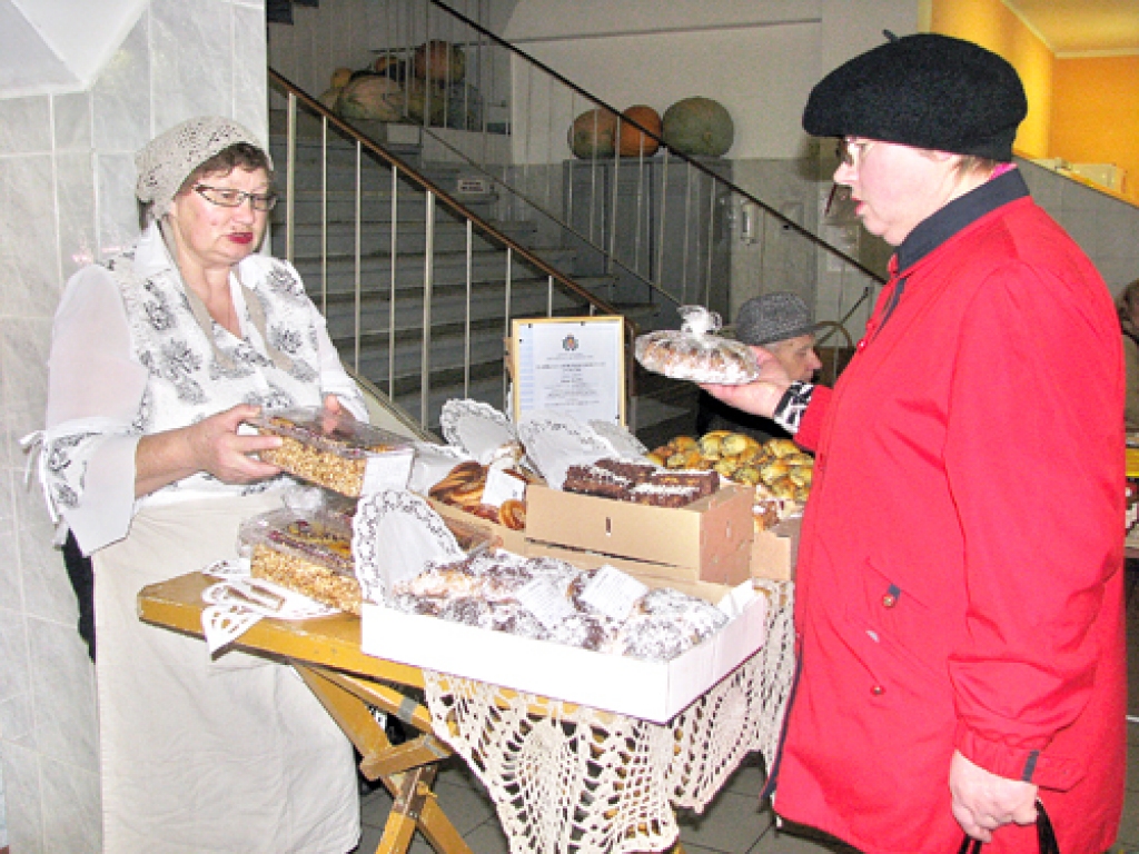 Birutai Janočko (no kreisās) piektdienas vakars pagāja garās stundās, cepot maizītes un kūciņas. Sestdienas rītā saldumi nopērkami ikvienam Bauzes tirgus apmeklētājam. Baušķeniece Elga Majauska tos iegādājas sestdienas vakara mielastam. 