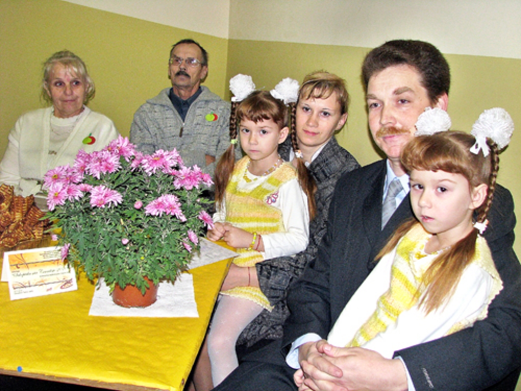 Šumeiko un Tauriņu ģimenes, kas saimnieko «Dāboliņos», ieradušās uz svinīgo apbalvošanas pasākumu.