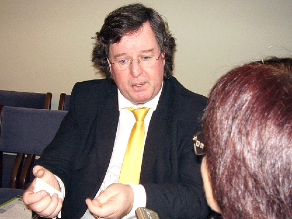 Rojs Nevejs, Šefīldas darbā iekārtošanas kompānijas «A4E» izpilddirektors, uzskata: «Jāatrod kontakts ar cilvēku, lai viņš nejūtas savās problēmās viens. Reizēm vispirms vajadzīgs silts apģērbs un ēdiens, tikai pēc tam ir jēga profesionālai apmācībai.»