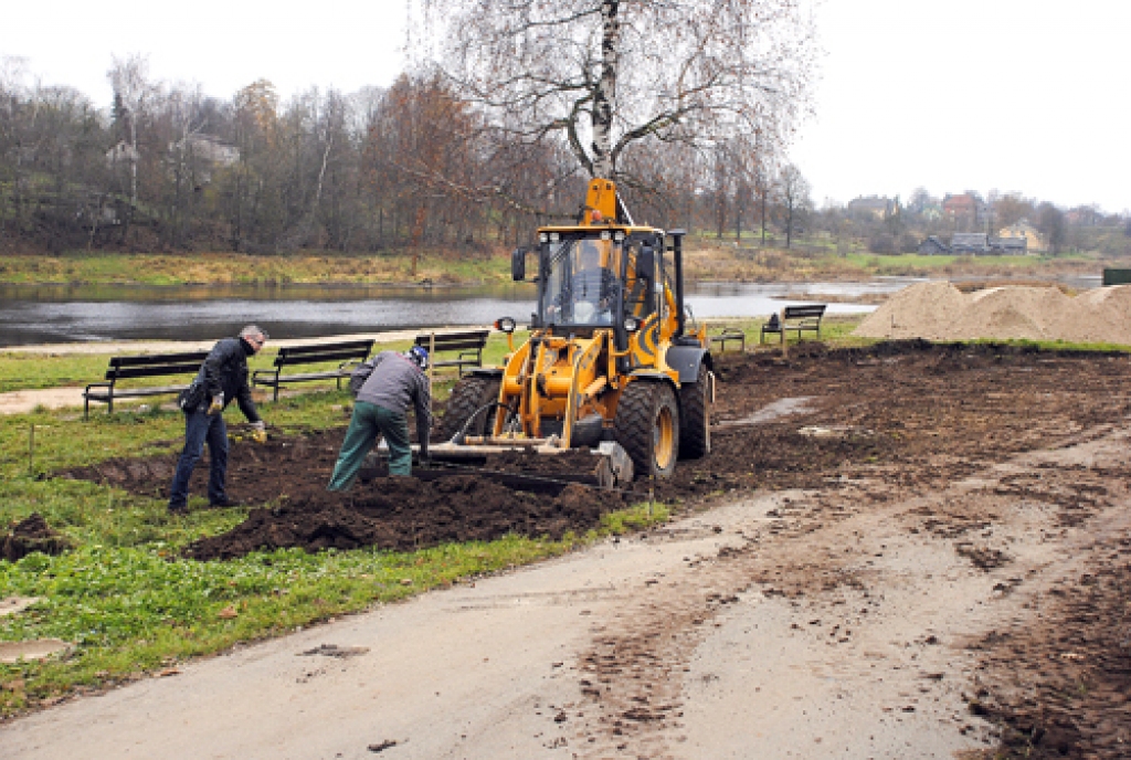 Mūsas krastā Bauskā, kamēr vēl laika apstākļi ļauj, autostāvlaukumu labiekārto SIA «V Service» no Rīgas.