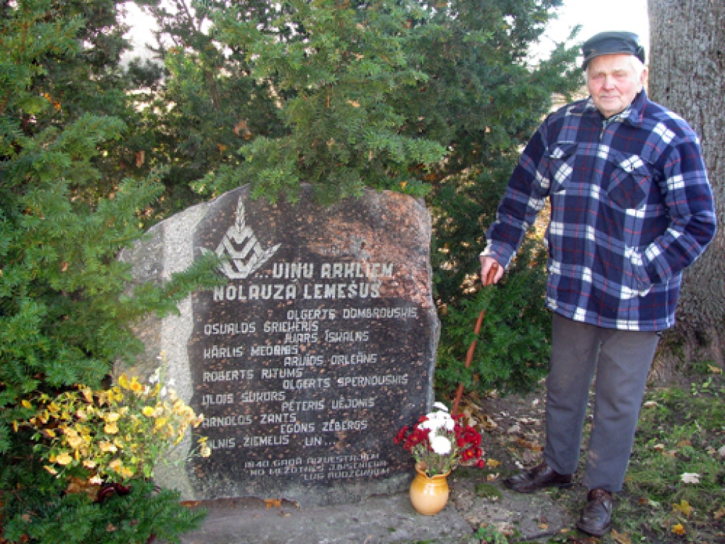 Egons Fridrihsons, mežotnieks, Triju Zvaigžņu ordeņa kavalieris, nekad neaizmirst nomainīt ziedus pie savu izsūtīto skolasbiedru piemiņas akmens.