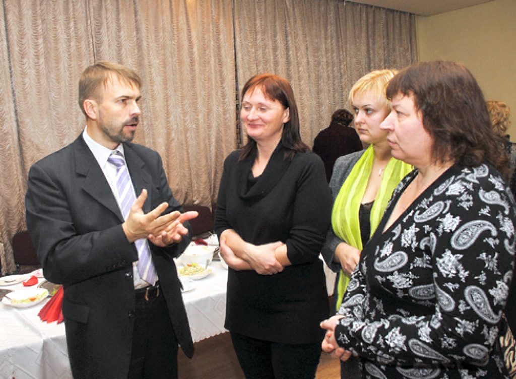 Aldis Liepa (no kreisās) valsts aģentūras «Kultūras informācijas sistēmas» sistēmas projekta direktors Bauskā diskutē ar novadu bibliotekārēm.