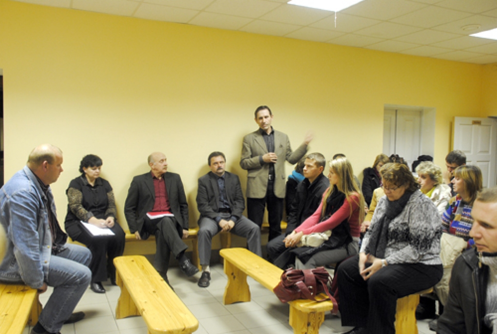 Kurmenes pamatskolas audzēkņu vecāki klusēdami noklausījās novada domes amatpersonu un deputātu viedokļus par skolas reorganizāciju.