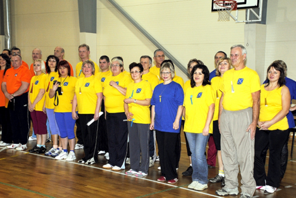 Pirmajās novadu pašvaldību darbinieku sporta un atpūtas spēlēs Vallē uzvarēja Iecavas novada komanda (attēlā).