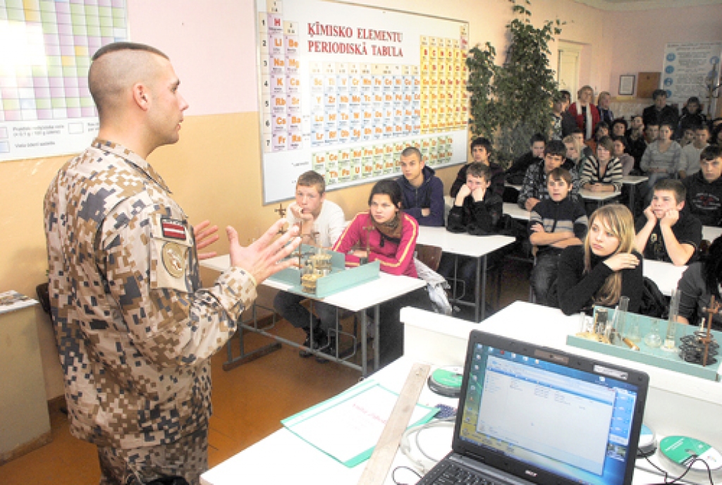 Toms Lepsis, Latvijas Nacionālo bruņoto spēku dižkareivis, Mežotnes internātvidusskolas audzēkņiem stāsta par karavīru gaitām Afganistānā.