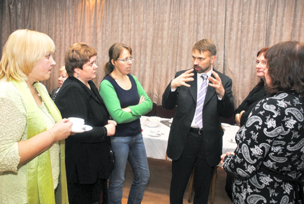 Aldis Liepa, valsts aģentūras «Kultūras informācijas sistēmas» valsts vienotās bibliotēku informācijas sistēmas projekta direktors diskusijā ar bibliotekārēm.