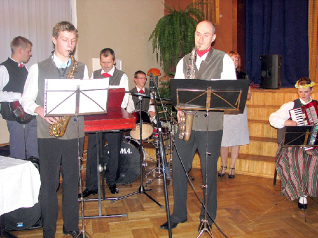 Kapela «Savējie» no Bārbeles pagasta uzstājas Misas tautas namā.