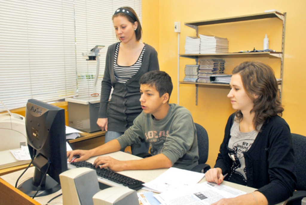 Top «Skolas Diena» – Iecavas vidusskolas avīze. No kreisās – avīzes redaktore Beatrise Dzene, maketētājs Eduards Cers un redaktores vietniece Austra Voitišķe.