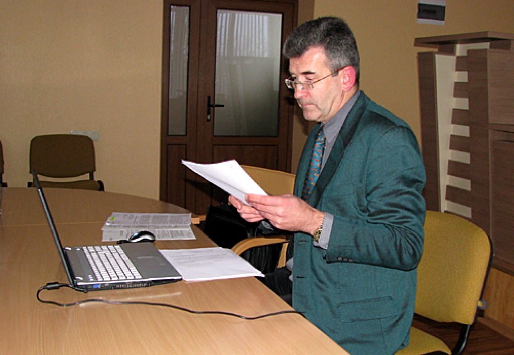 Izglītības, kultūras un sporta komitejas priekšsēdētājs Raitis Ābelnieks pārskata SOS Bērnu ciematu asociācijas iesūtītos dokumentus.
Autors: Vilnis Auzāns