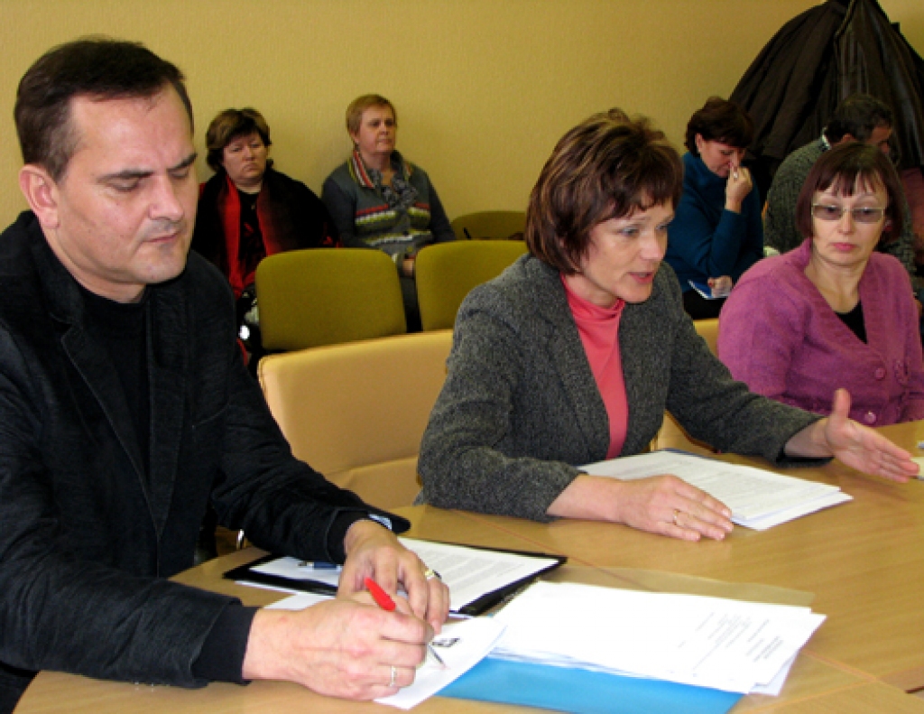 Sociālā dienesta vadītājas Ivetas Kubliņas (centrā)  un speciālistes Inas Krūmiņas argumentus uzklausa novada domes juridiskās nodaļas vadītājs Modris Mākulēns. 
Autors: Vilnis Auzāns