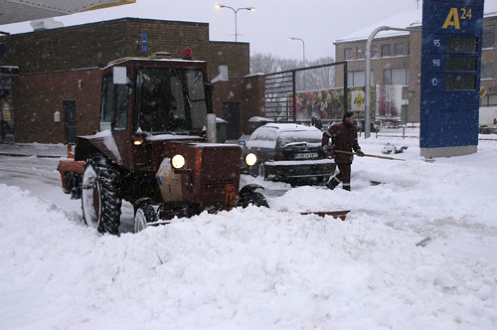 Bauskas centrā ielas un laukumus no sniega atbrīvo uzņēmuma «Vides serviss» strādnieki. 
Autors: Ivars Bogdanovs