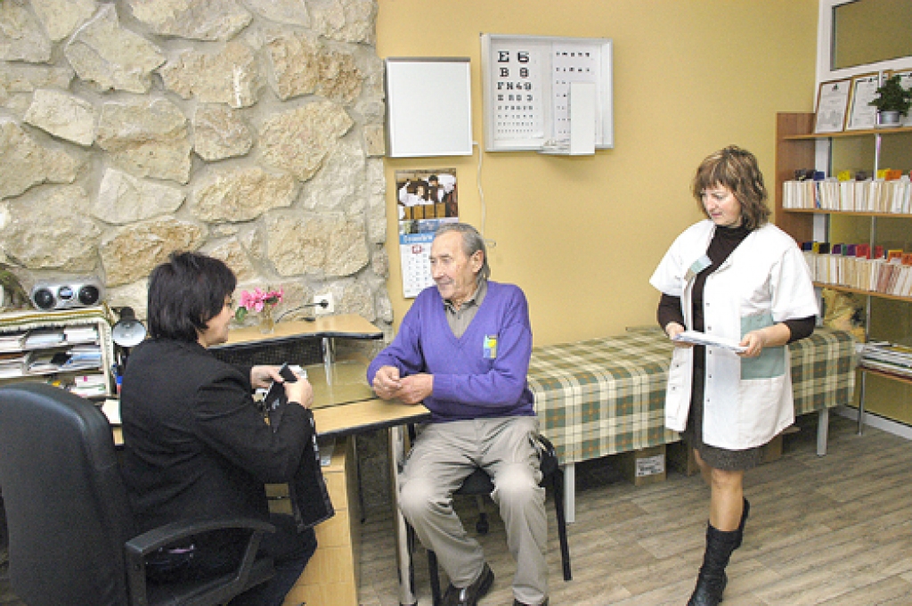 Pie mediķēm Ārijas Zirnes (no kreisās) un Vijas Ramanes Grenctāles medpunktā ieradies Oskars Upītis.
Autors: Ivars Bogdanovs