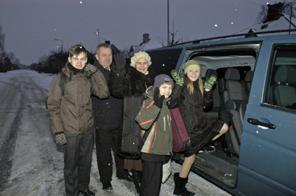 Bukšu ģimene brīdi pirms došanās ceļā uz pieņemšanu Rīgas pilī. 
Autors: Ivars Bogdanovs