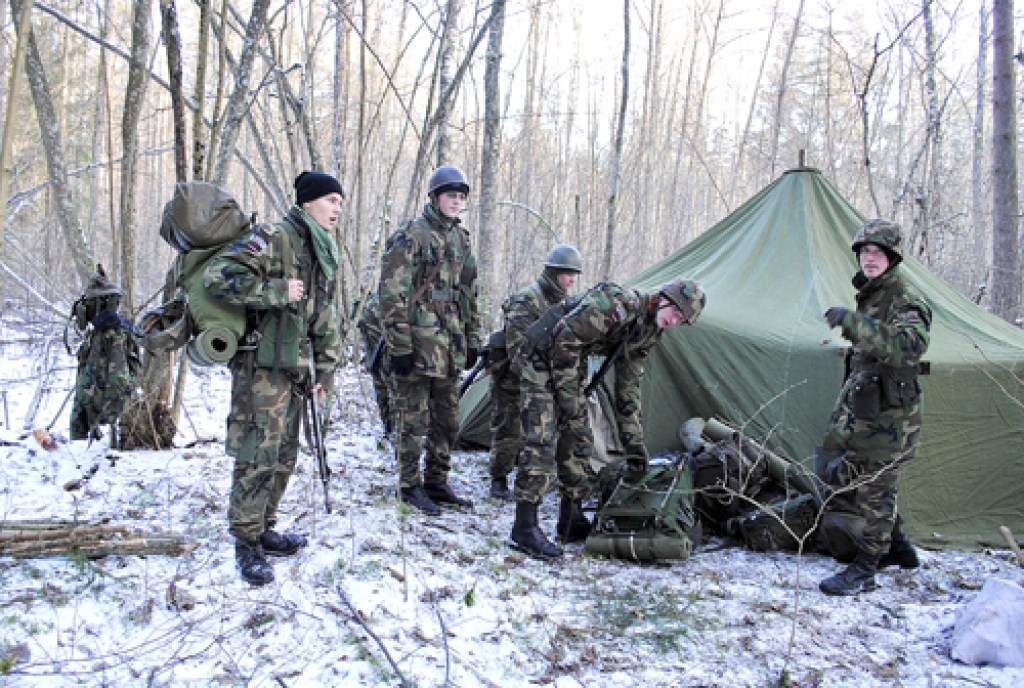 Bauskas jaunsargu vienības biedriem šī nebija pirmā reize, kad ziemā nakts tiek pārlaista teltī, tādēļ šaubas par to, ka viņus pārsteigs sals, ir sen kliedētas.
Autors: Juris Iļņickis