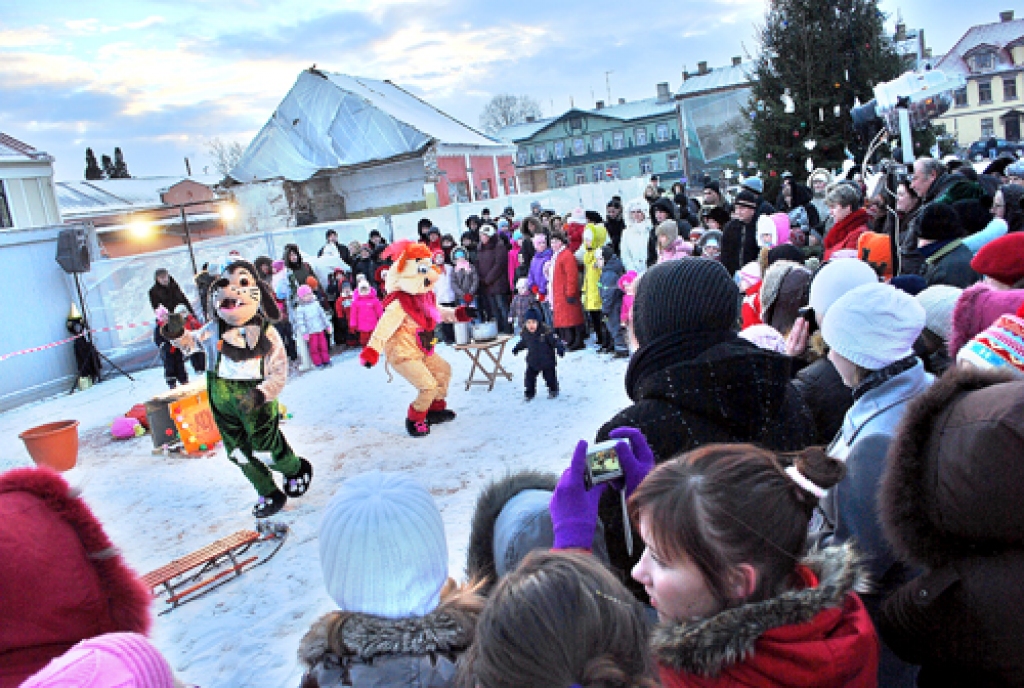 Eglītes iedegšanas pasākumā Rātslaukumā sanākušos izklaidēja suns Drosmīgais un ruksītis Rosīgais. 
Autors: Uldis Varnevičs