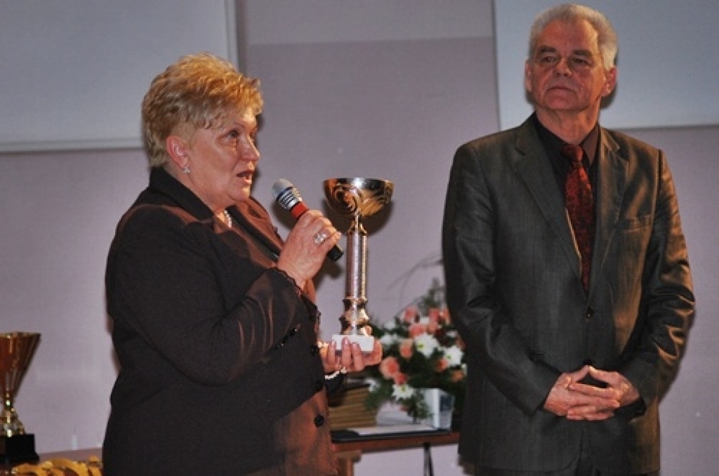 Bauskas Bērnu un jaunatnes sporta skolas direktore Biruta Grantiņa sveic Vecumnieku sporta skolas direktoru Ivaru Spranci jaunajā amatā un gatavojas skolai pasniegt  «brīvlaišanas» kausu. 
Autors: Uldis Varnevičs